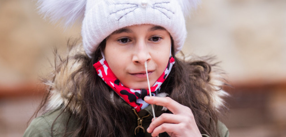 Francia impone en las escuelas el uso exclusivo de mascarillas quirúrgicas
