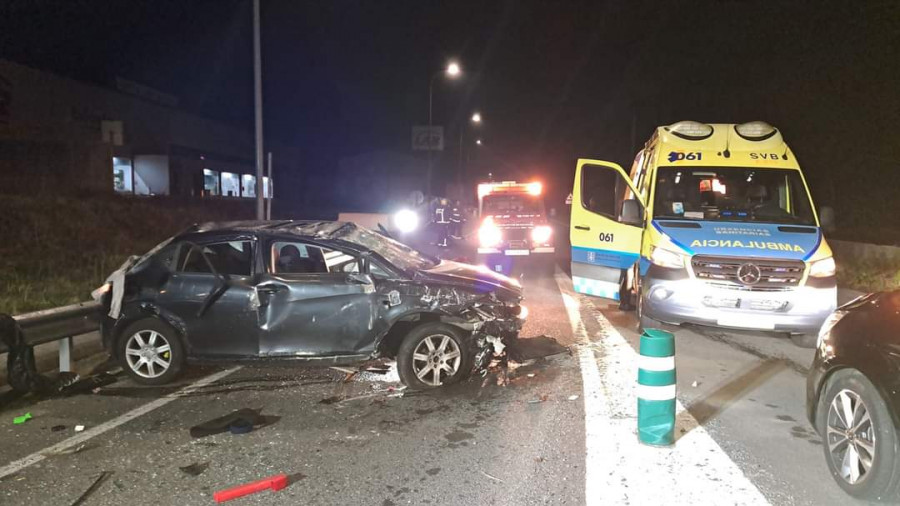 Una joven, herida grave en Cee, tras salir despedida del coche en el que viajaba
