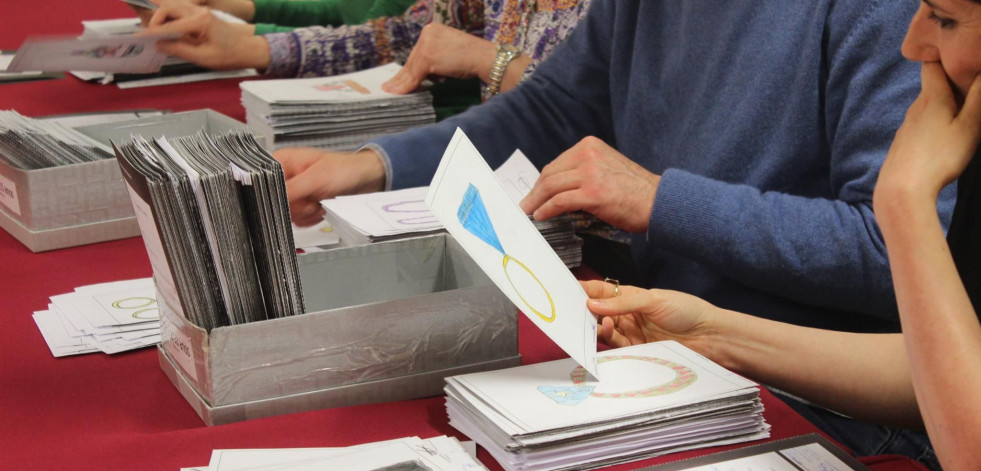 Dibujos de escolares gallegos convertidos en joyas para celebrar el Día de la Madre