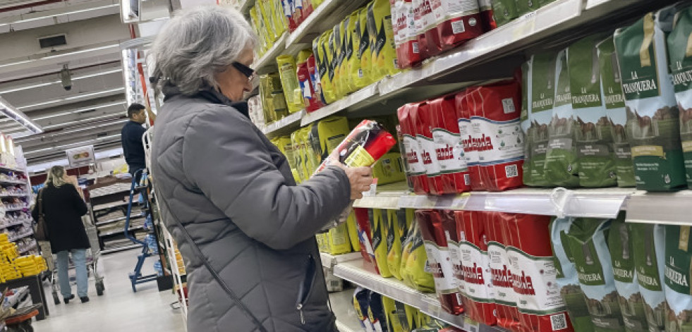 La inflación obliga a las familias a recurrir a créditos, pluriempleo y horas extra