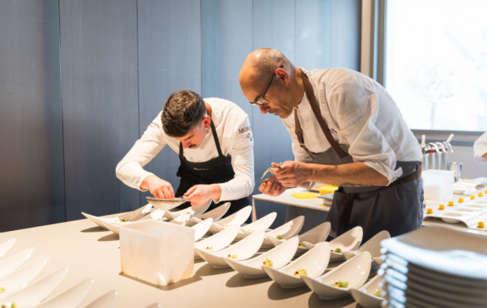 El chef gallego Rafa Centeno cocina con otros 14 Estrellas Michelin