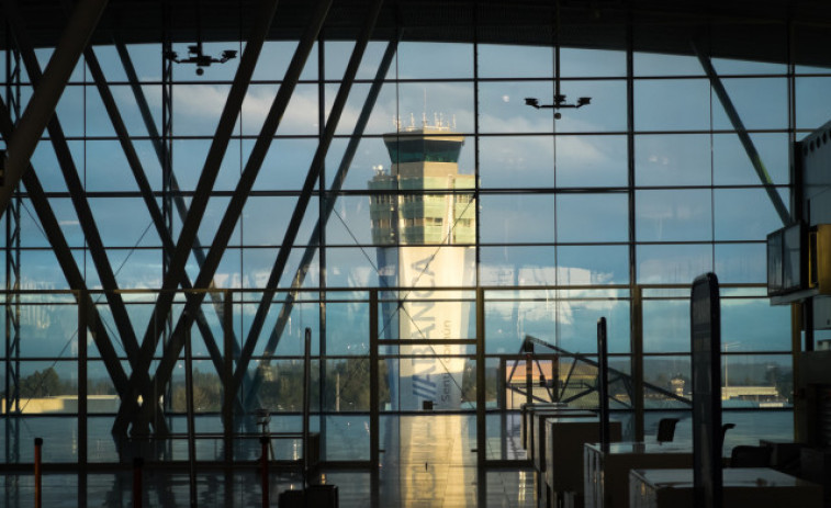 UGT alcanza un acuerdo para incorporar a siete trabajadores al aeropuerto de Santiago