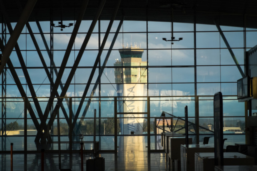 El aeropuerto de Santiago continúa perdiendo pasajeros