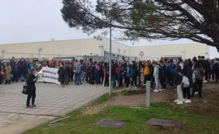 Profesores, familias y alumnos protestan frente al IES O Milladoiro por 