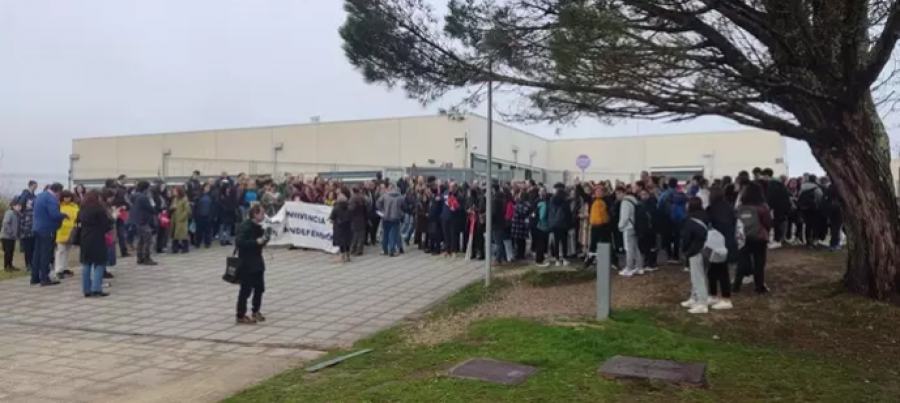 Profesores, familias y alumnos protestan frente al IES O Milladoiro por "problemas de convivencia"