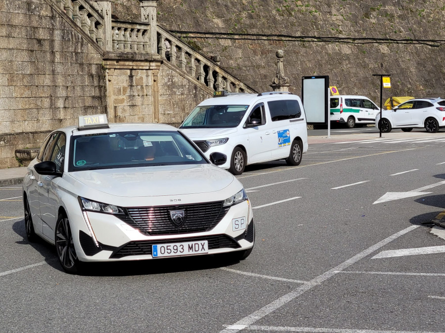 Santiago pide 29 nuevas licencias de taxi