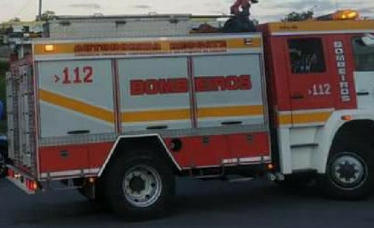 Un incendio en casa de un vecino de O Pino moviliza a Bomberos y Guardia Civil