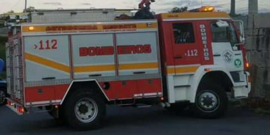 Un incendio en casa de un vecino de O Pino moviliza a Bomberos y Guardia Civil
