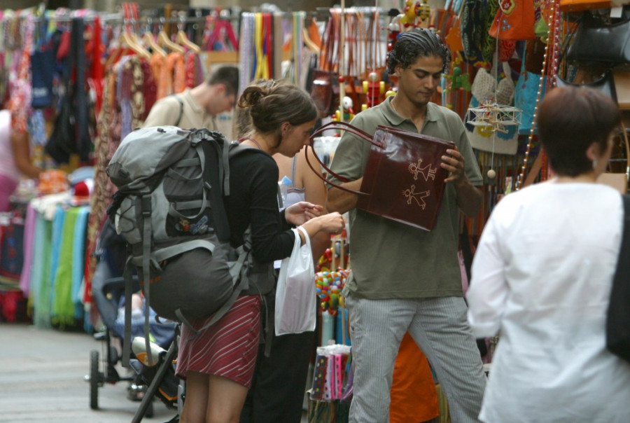 El PP de Santiago apuesta por un plan de dinamización de la venta ambulante para el mercado de Salgueiriños