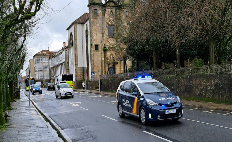 Roban en una joyería cercana a la catedral de Santiago tras romper el escaparate con una tapa de alcantarilla