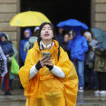 SANTIAGO DE COMPOSTELA, 26/03/2024.- Peregrinos y turistas se refugian en la Plaza del Obradoiro en Santiago de Compostela de las precipitaciones y frío en la jornada de este martes, en la que una ma