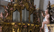 Arte, música y religión se fusionan como nunca antes para despedir la Semana Santa compostelana