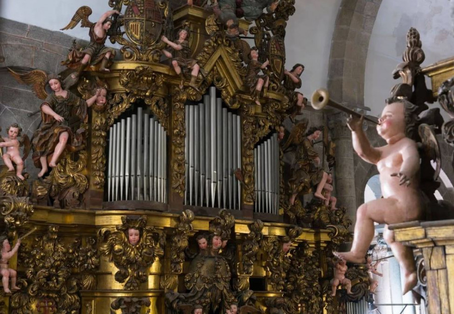 Arte, música y religión se fusionan como nunca antes para despedir la Semana Santa compostelana