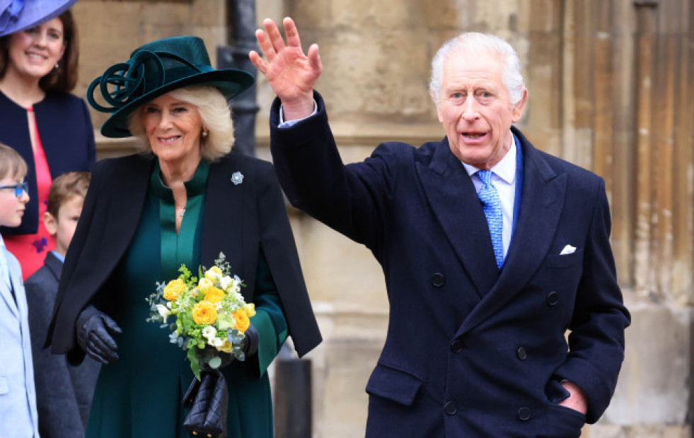 Carlos III saluda a la multitud tras asistir a una misa de Pascua en Windsor