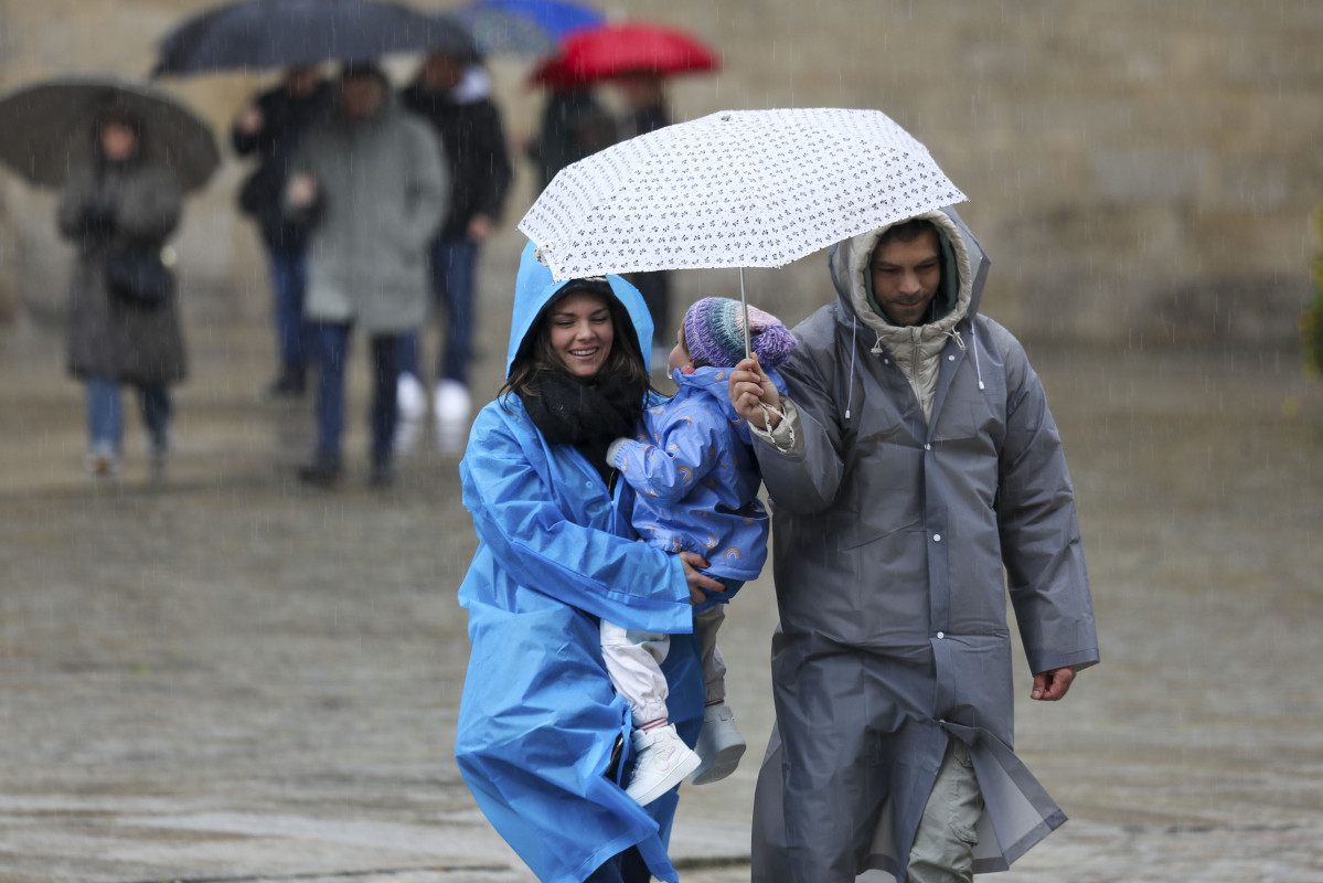 Peregrinos bajo la lluvia en la plaza do Obradoiro @ EFE