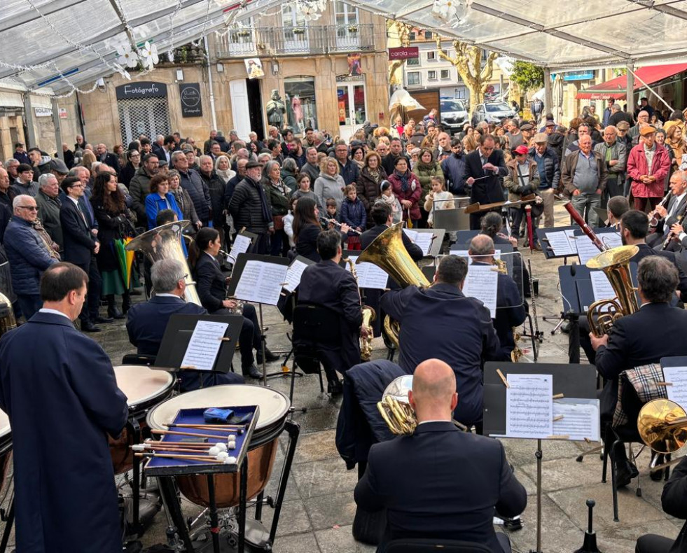 A veciñanza escoitando o concerto das dúas bandas municipais