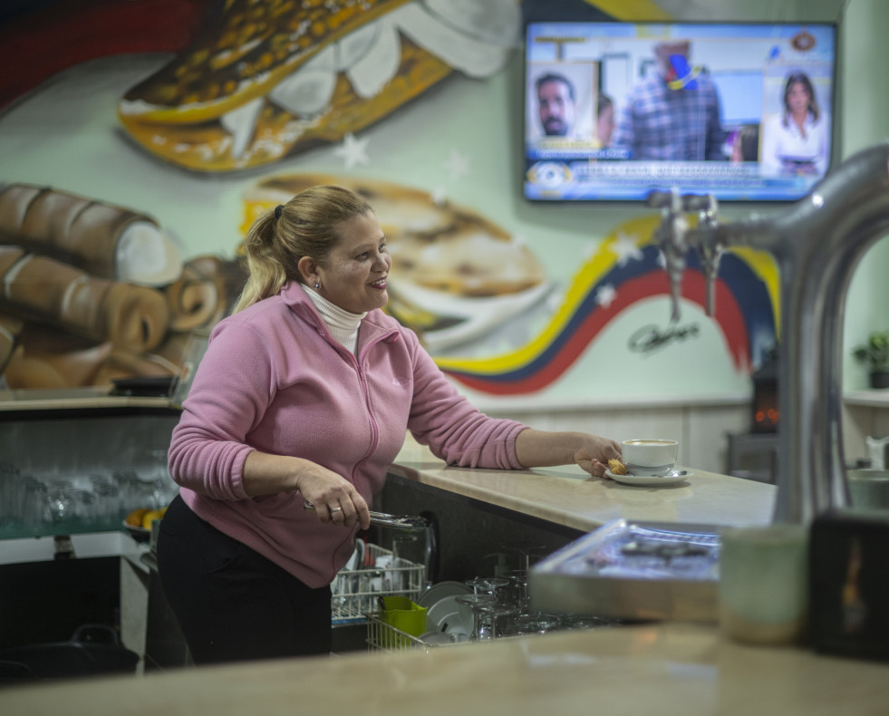 ORENSE, 02/04/2024.-Una camarera trabaja en un bar de Ourense, este martesGalicia creó 6.577 empleos en marzo y redujo el paro en 1.572 personas por Semana Santa. EFE/ Brais Lorenzo
