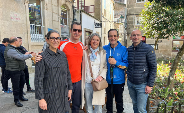 La curiosa imagen del día: José Bono se deja ver por la Zona Vieja de Santiago