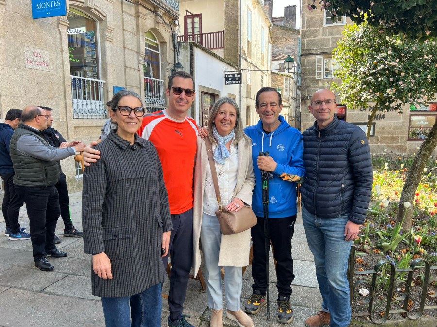 La curiosa imagen del día: José Bono se deja ver por la Zona Vieja de Santiago