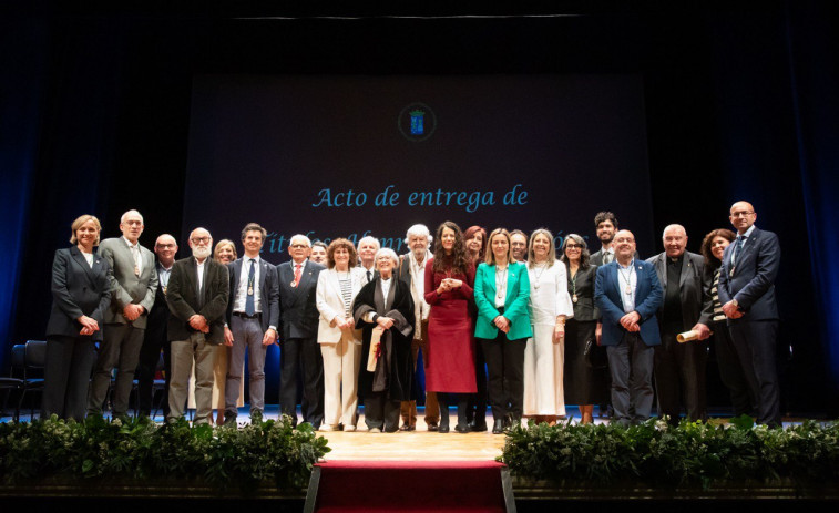 Santiago entregó sus máximas condecoraciones a siete personajes históricos