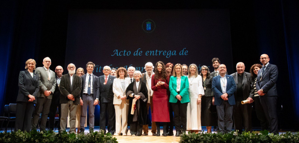 Santiago entregó sus máximas condecoraciones a siete personajes históricos