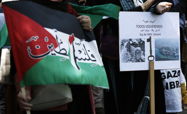 Un mosaico humano en Santiago de Compostela forma la bandera de Palestina