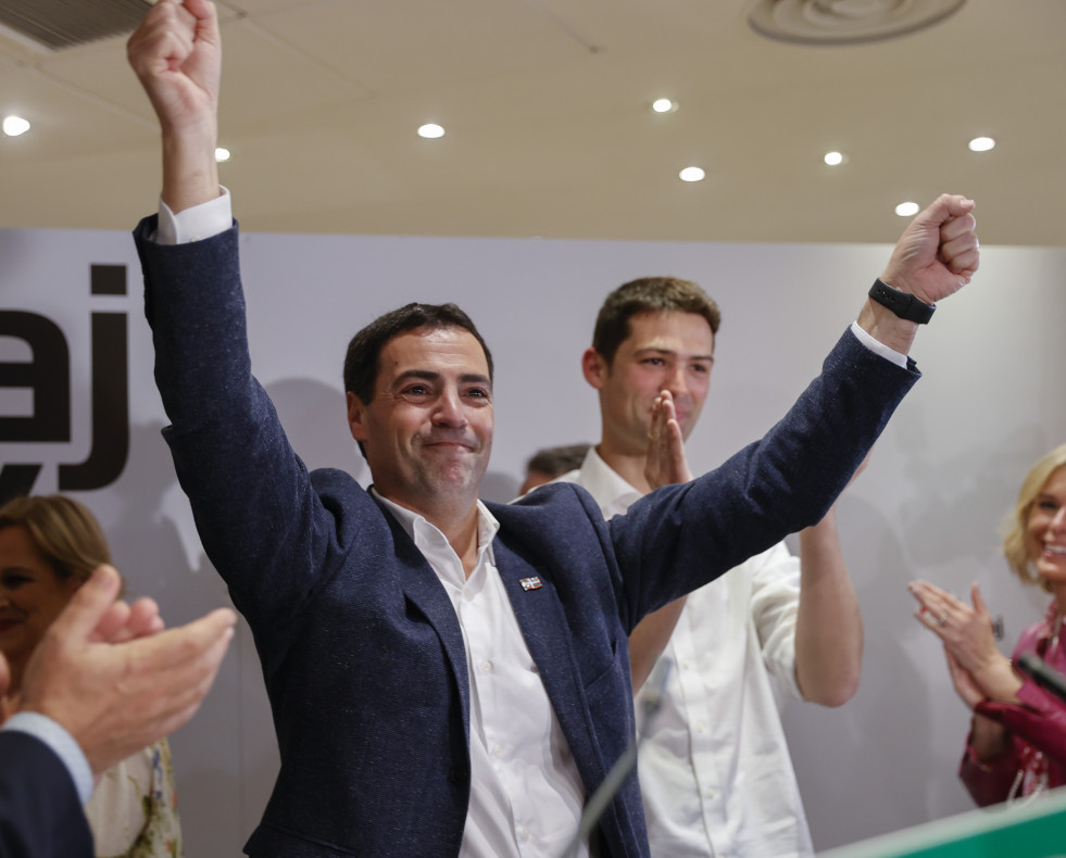 El candidato a lehendakari del PNV, Imanol Pradales, celebra los resultados electorales vascos, hoy domingo en Bilbao. El Parti