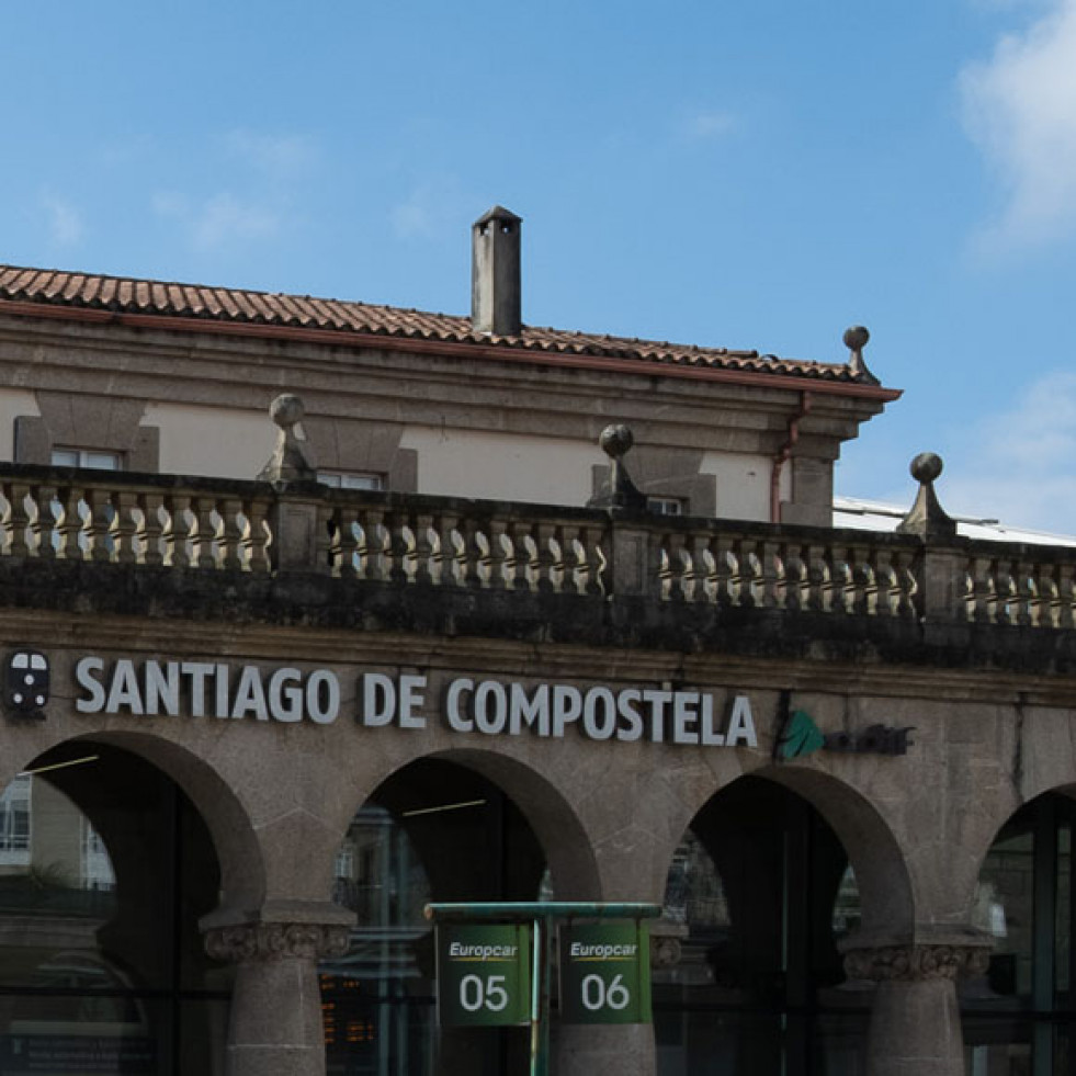 Un conductor atropella a tres personas en el aparcamiento de la estación intermodal de Santiago