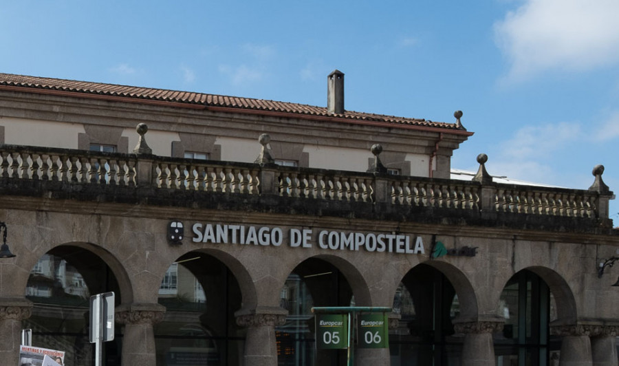 Renfe deja "tirados" a un grupo de viajeros en la estación de Santiago