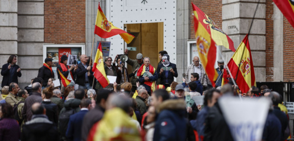 Concentración a favor y en contra de Pedro Sánchez en Ferraz