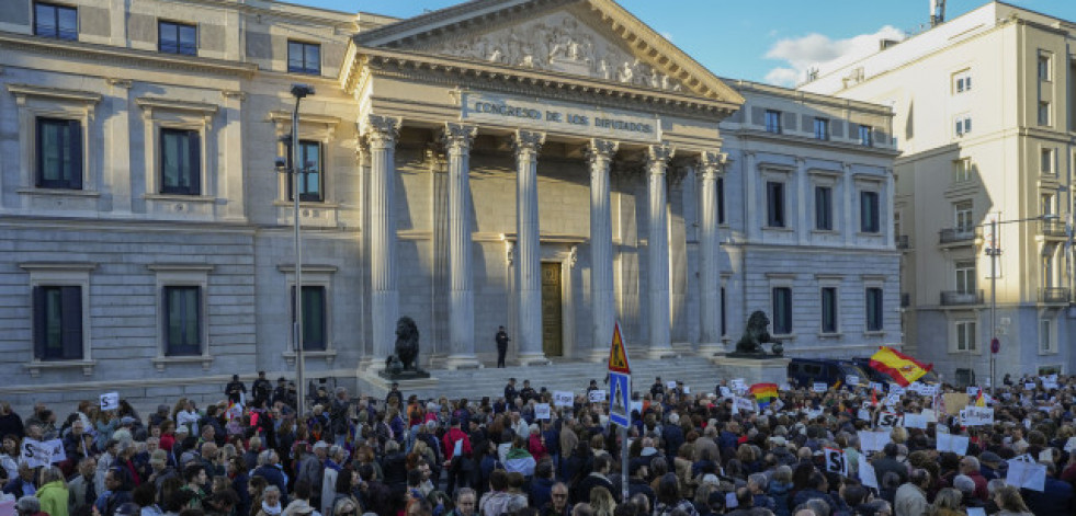 Cinco mil personas se manifiestan frente al Congreso en apoyo a Pedro Sánchez