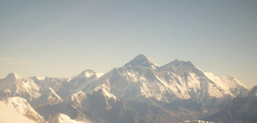 Nepal despliega una flota de drones para recoger basura del Everest