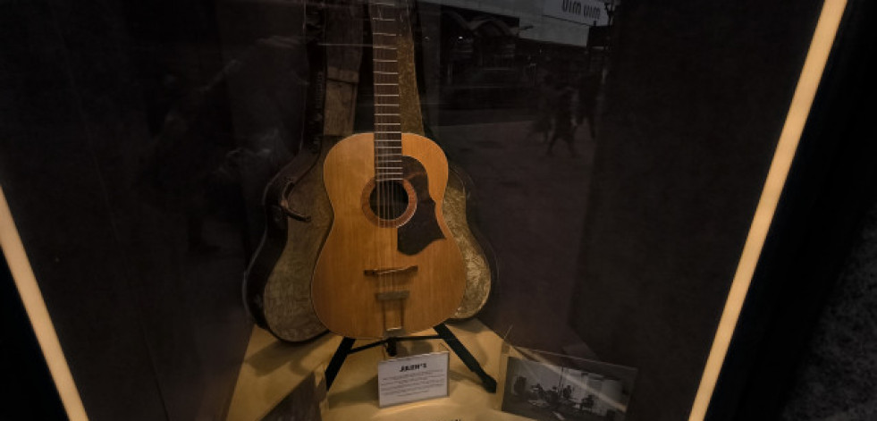 La guitarra perdida de John Lennon reaparece para batir récords de subasta