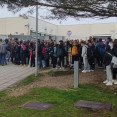 Profesores, familias y alumnos protestan frente al IES O Milladoiro