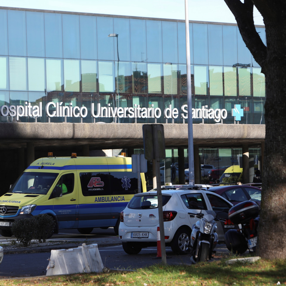 Un incendio calcina una cocina en Santiago y deja tres heridos por inhalación de humo