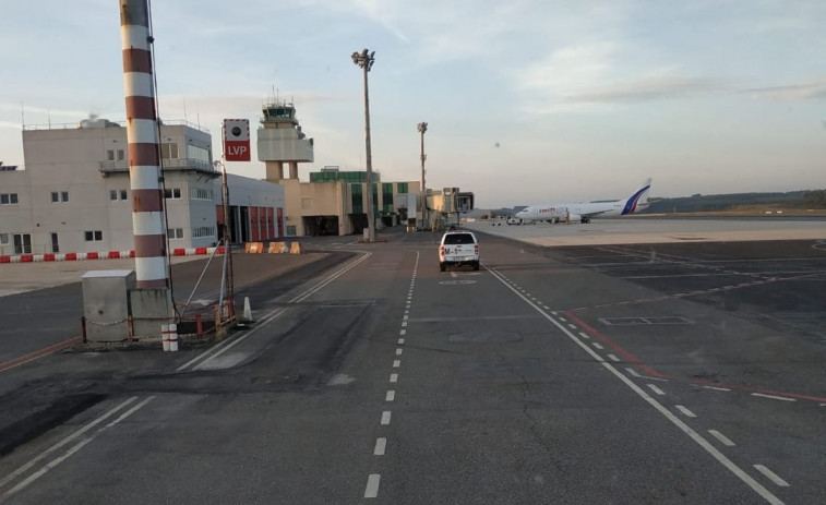 La carga de trabajo en el aeropuerto de Santiago es demasiado alta para el personal