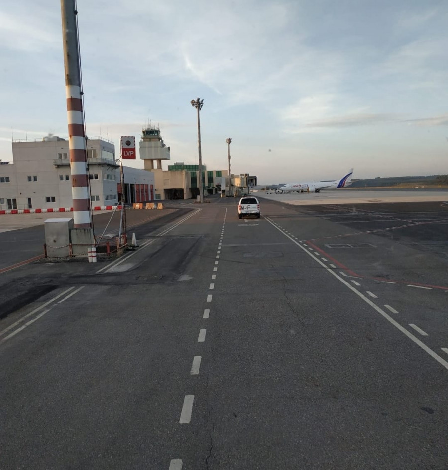 La carga de trabajo en el aeropuerto de Santiago es demasiado alta para el personal