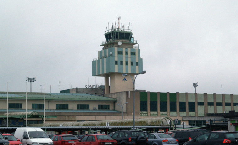 El aeropuerto de Santiago experimenta un nuevo descenso en su número de pasajeros
