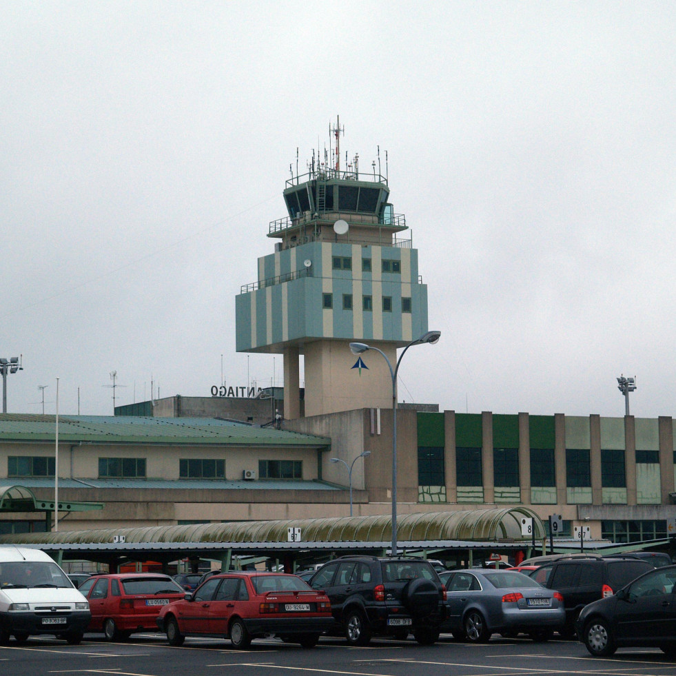 Archivo - Exterior del aeropuerto de Santiago de Compostela (A Coruña)