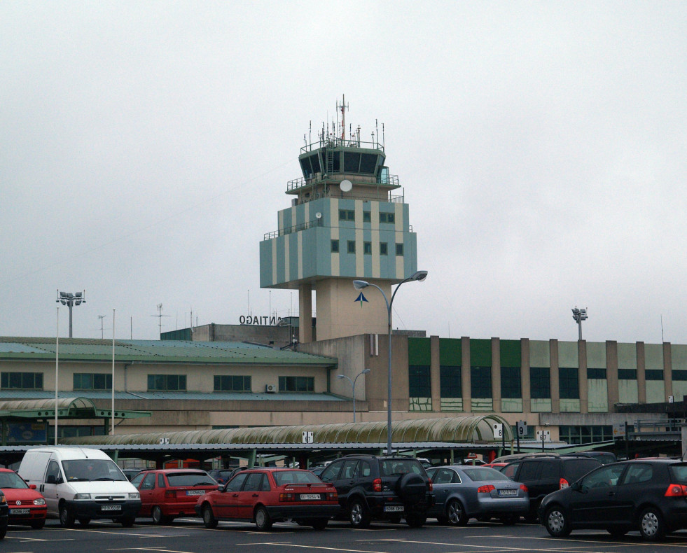 Archivo - Exterior del aeropuerto de Santiago de Compostela (A Coruña)