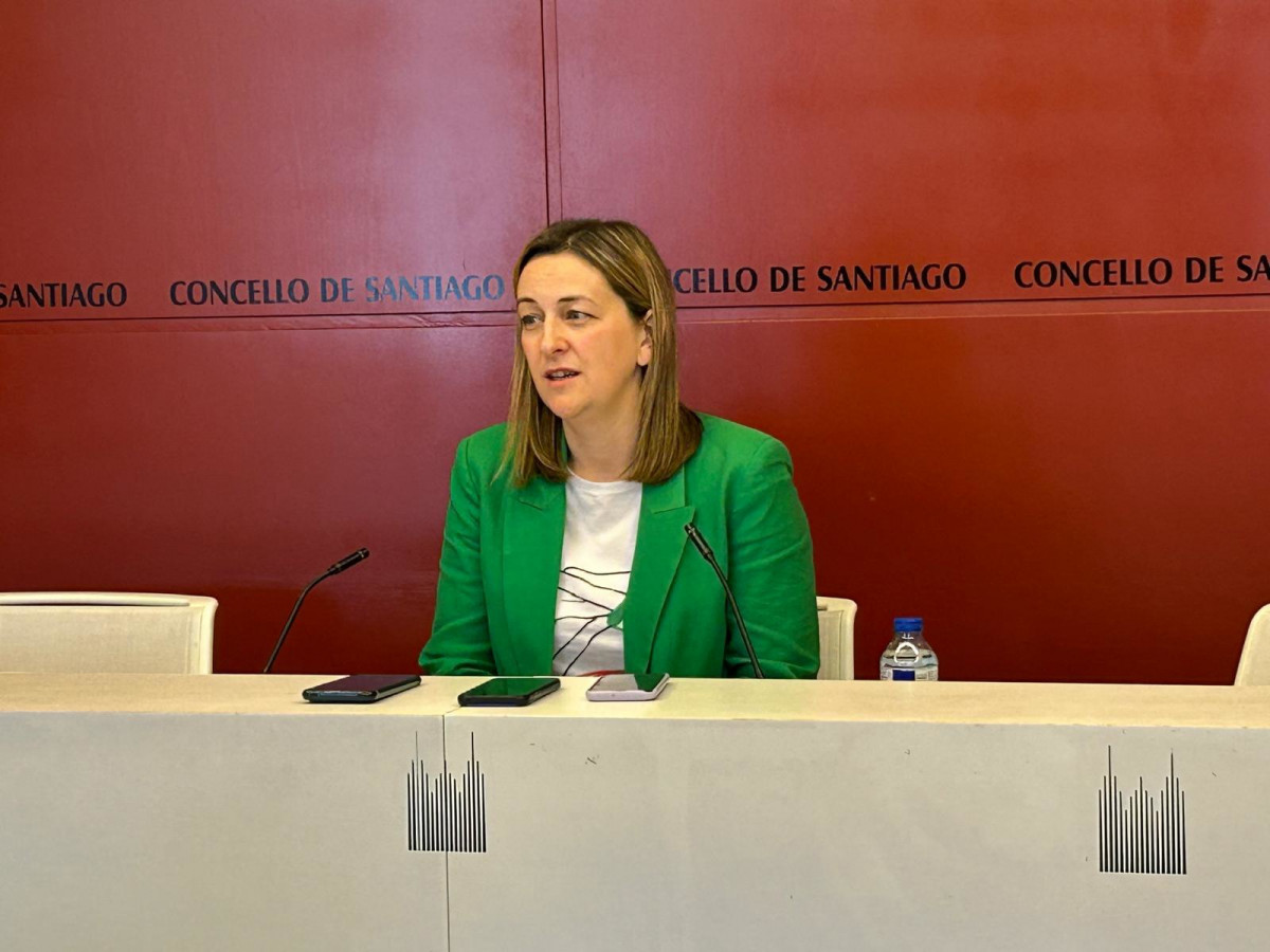 La concejala de Capital Cultural, Turismo, Educación e Memoria Histórica del Ayuntamiento de Santiago, Míriam Louzao, en rueda de prensa.