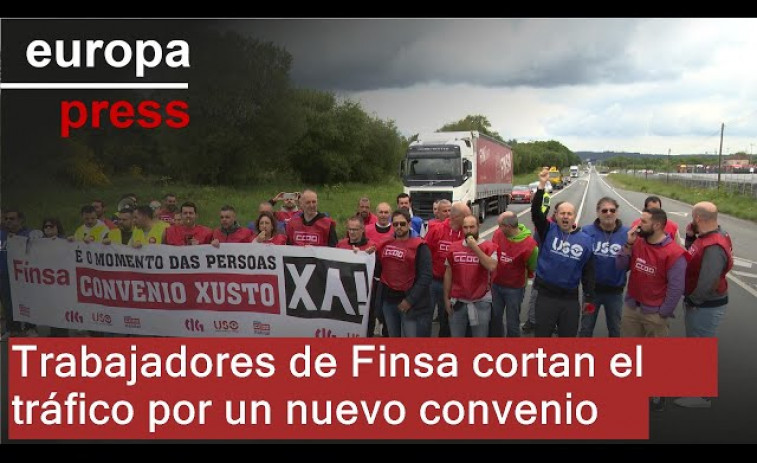 Trabajadores de Finsa cortan el tráfico en las inmediaciones de la factoría de Santiago