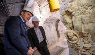 Descubren una ventana románica en las obras de restauración de la catedral de Santiago