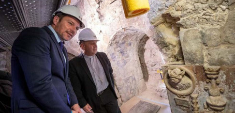 Descubren una ventana románica en las obras de restauración de la catedral de Santiago