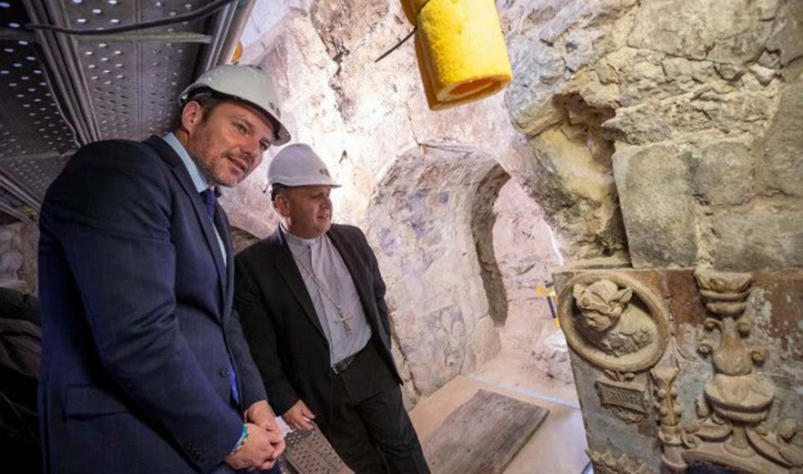 Descubren una ventana románica en las obras de restauración de la catedral de Santiago