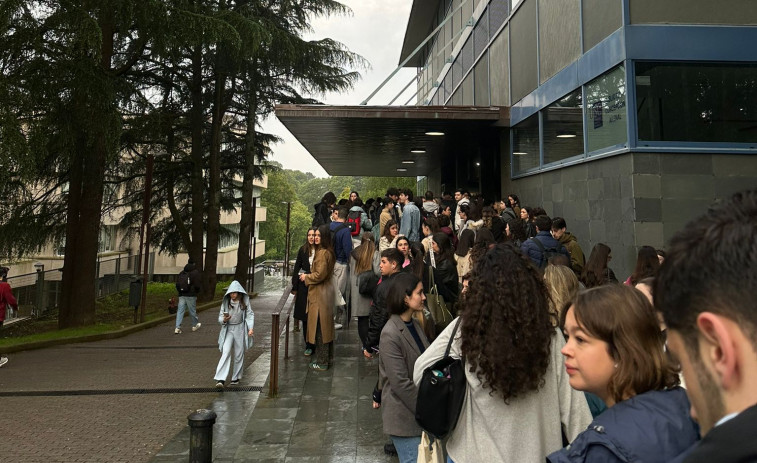 Las colas kilométricas y las discusiones por una mesa no frenan a los estudiantes: ¿Qué tiene la Conchi que no tengan las demás bibliotecas?