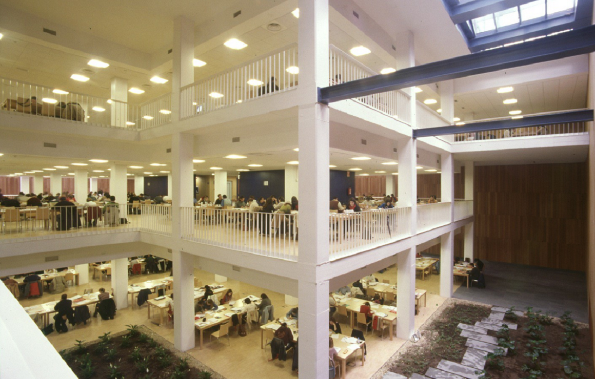 Interior de la biblioteca