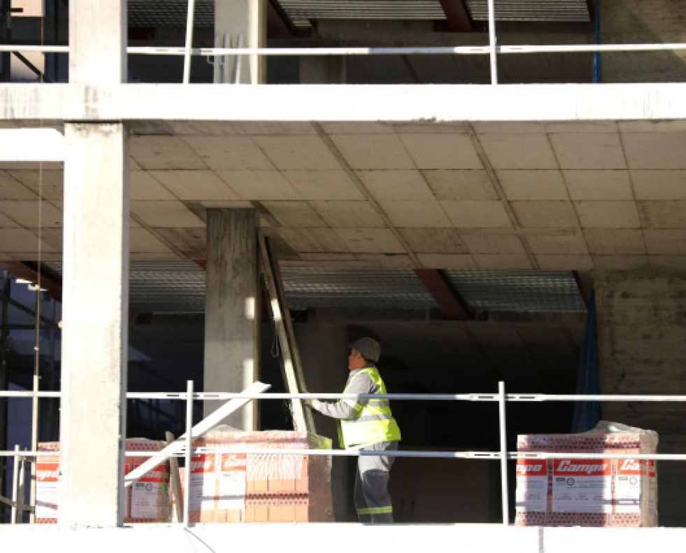TrabajadordelaconstruccinenunaobradeACoruaPatriciaG.Fraga