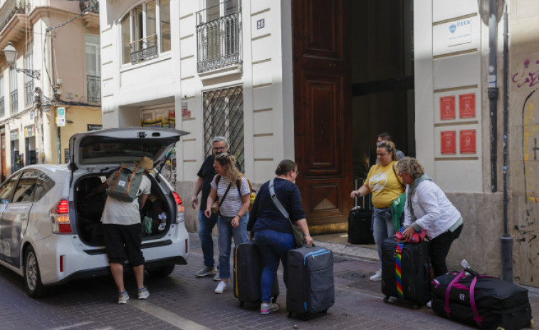 La Xunta y el Ayuntamiento de Santiago abordarán en septiembre la tasa turística