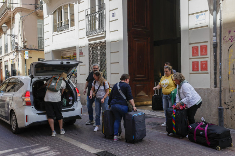 La alcaldesa de Santiago llama a la "responsabilidad" para "no dar marcha atrás" en la ordenanza de las VUT